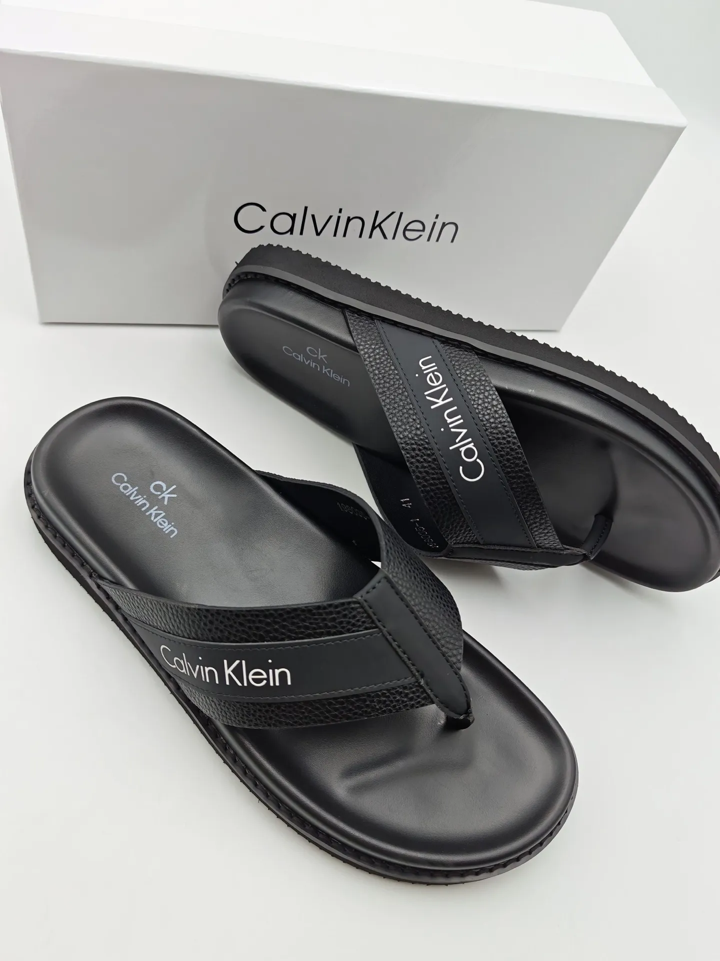 Men's shoes 💰300 Calvin Klein CK men's slippers, the upper of this slipper is made of imported cowhide, and the sole is also imported new EVA material. The foamed ultra-light outsole is more non-slip, three-dimensional and skin-friendly. Available from stock, long-term availability, Size: 38-46 yards.